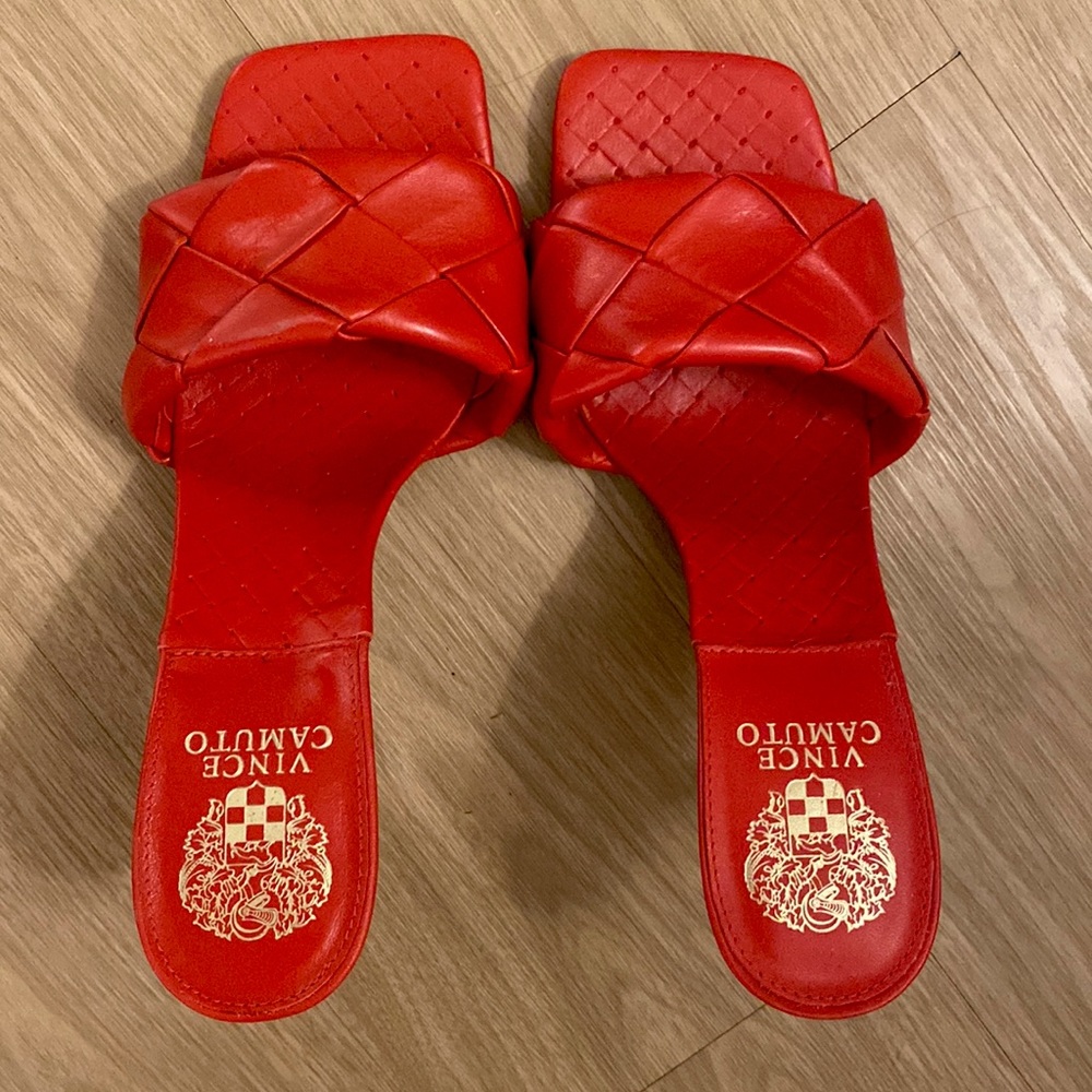 NWT VINCE CAMUTO SIZE 9, women’s kitten heels.